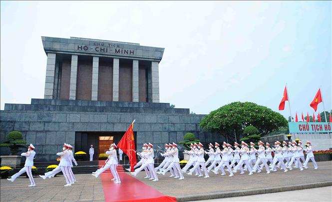 Đội tiêu binh diễu hành qua Lăng Bác.