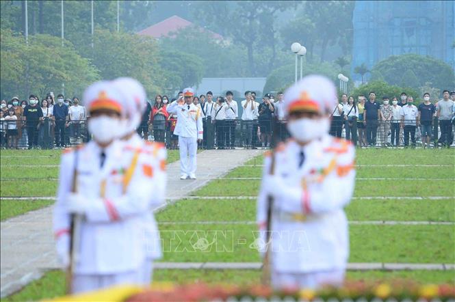 Rất nhiều người dân có mặt tại Quảng trường Ba Đình để chứng kiến khoảnh khắc thiêng liêng này. 