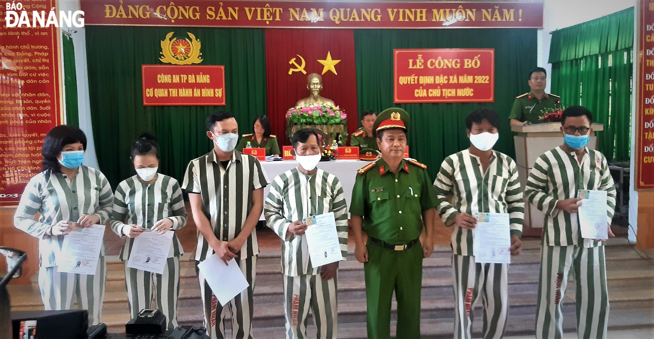 Đại tá Phan Văn Dũng (thứ 3, phải sang) trao quyết định đặc xá cho các phạm nhân. Ảnh: LÊ HÙNG