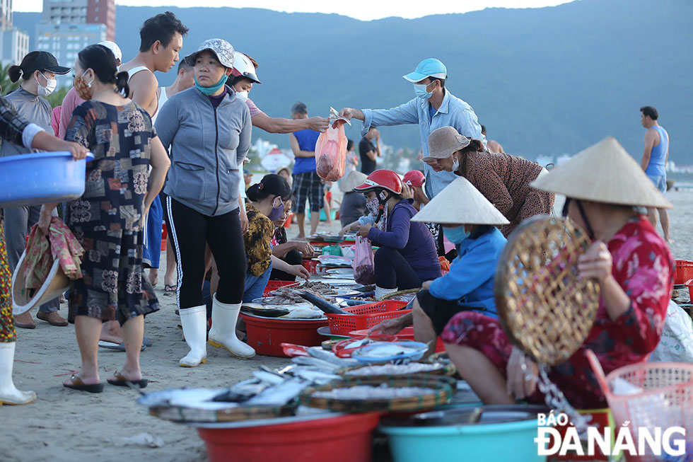 Chợ cá trên biển Mân Thái vào sáng sớm.