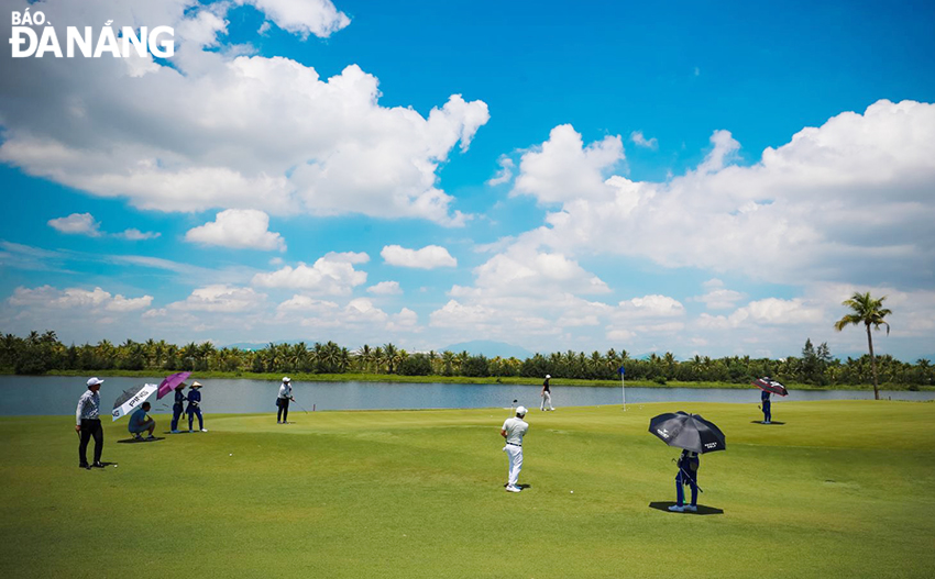 On the afternoon of September 1, the golfers continued to compete to choose the best ones to enter the finals. Photo: NHAT HA