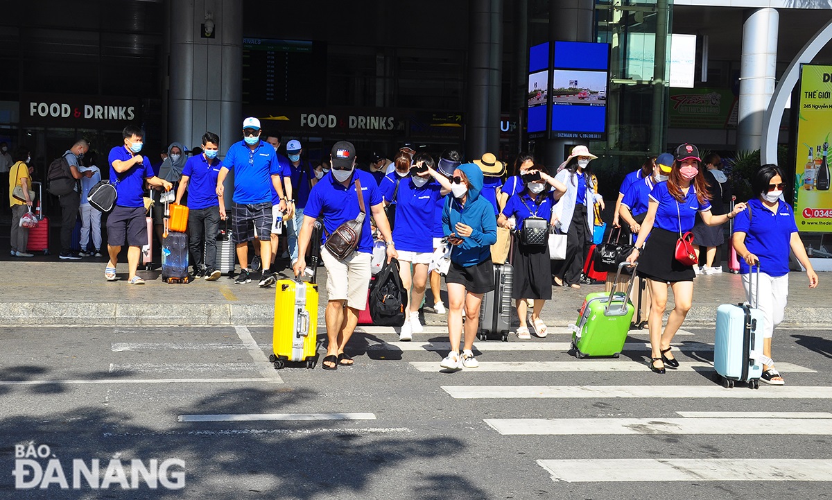 Tourists on tour are seen leaving Da Nang International Airport to experience tourism in Da Nang and neighbouring localities. Photo: THANH LAN
