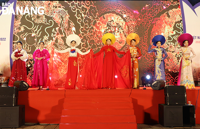 A show of Ao Dai (traditional Vietnamese long dress) and Hanbok (traditional Korean costume) at the opening ceremony of the festival. 