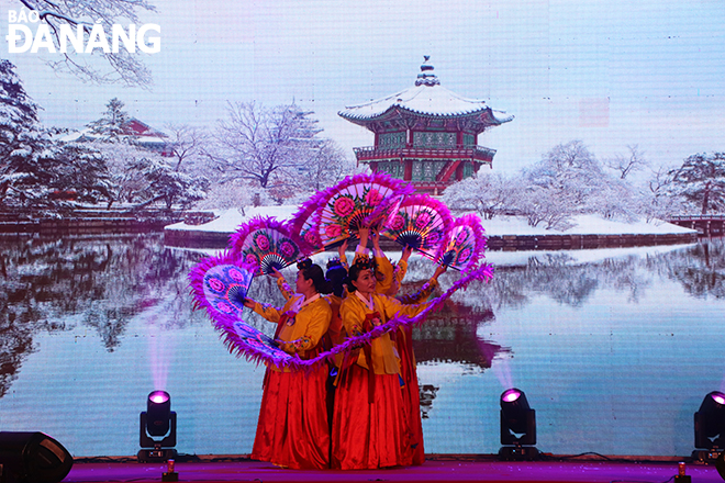 Korean artists performing a fan dance at the festival