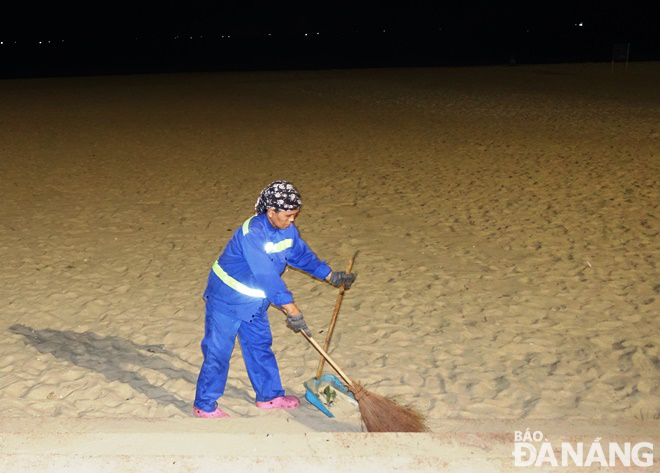 Ngày nghỉ lễ dịp Quốc khánh cũng như ngày thường, các công nhân đều dọn vệ sinh bãi biển từ 3 giờ sáng để bảo đảm bãi biển sạch, đẹp, an toàn, phục vụ người dân và du khách.