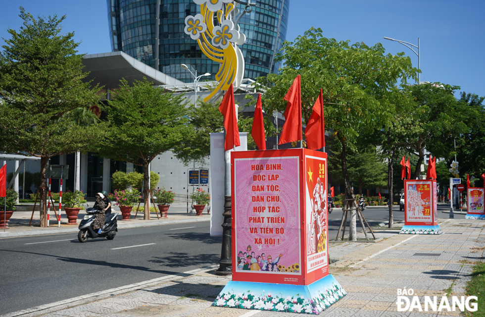 Eye-catching four-sided publicity boxes are installed along a downtown street. Bustling and joyful atmosphere have been recorded in these days leading to the National Day holiday. Bustling and joyful atmosphere has been recorded in these days leading to the National Day holiday.