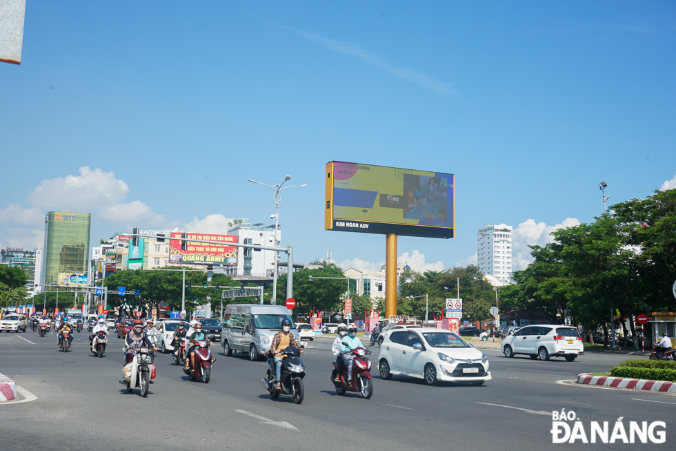 Busy traffic recorded on Nguyen Van Linh Street towards the Rong (Dragon) Bridge.
