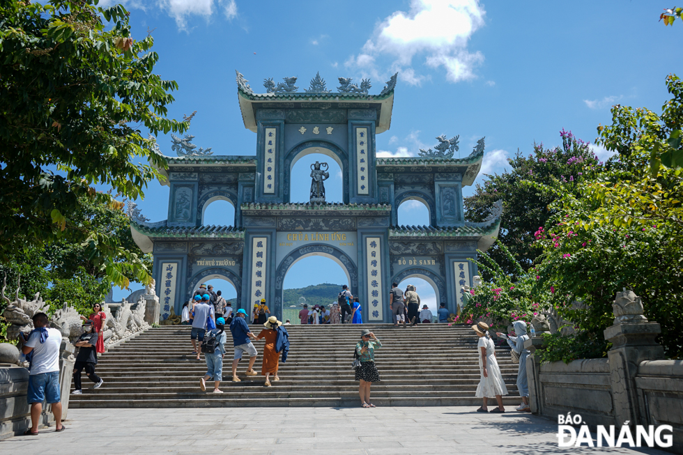 The Linh Ung Pagoda on the Son Tra Peninsula is prefered by many residents and tourists during the holiday.