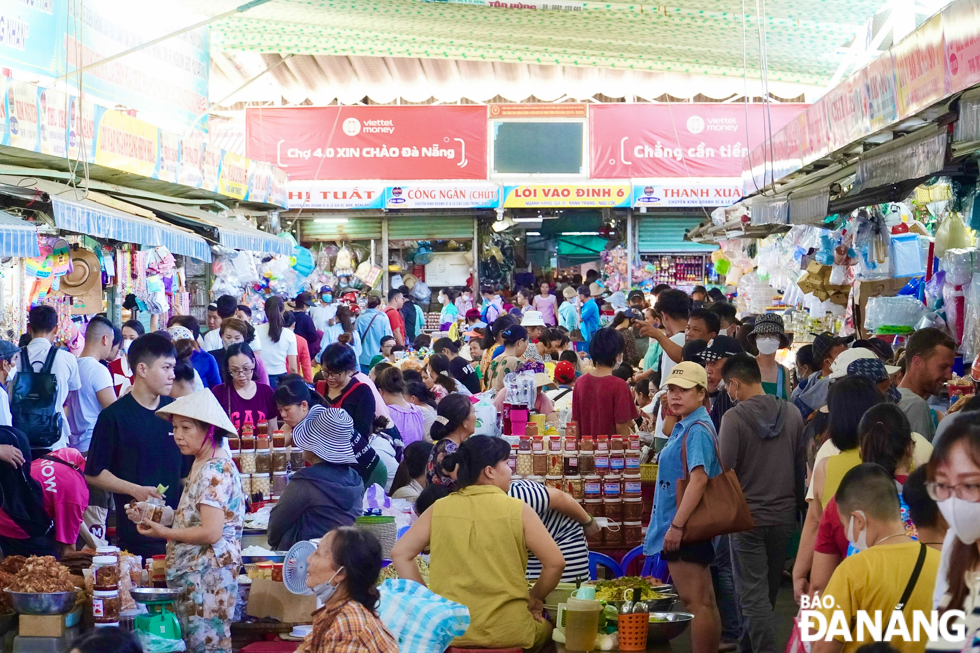 Such wet markets as Han and Con markets are crowded with visitors.