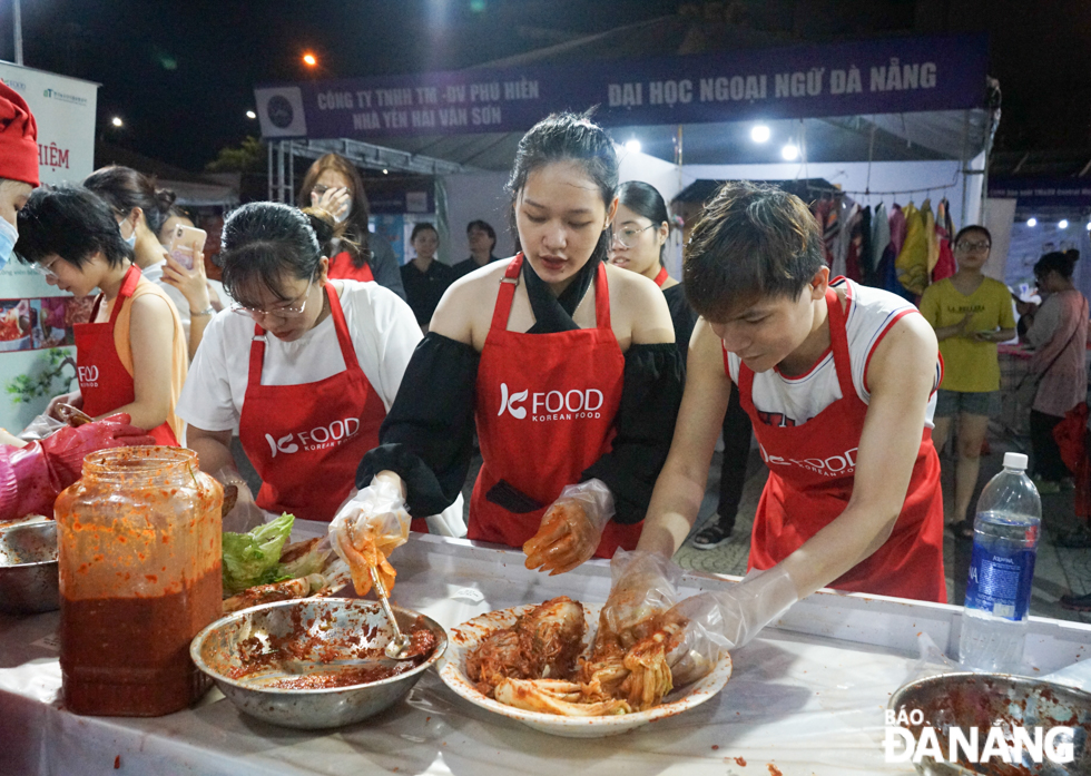 Cultural and recreational activities in the city attract a large number of participants. In the photo: Visitors experience how to make kimchi at the ongoing Viet Nam - South Korea Festival 2022.