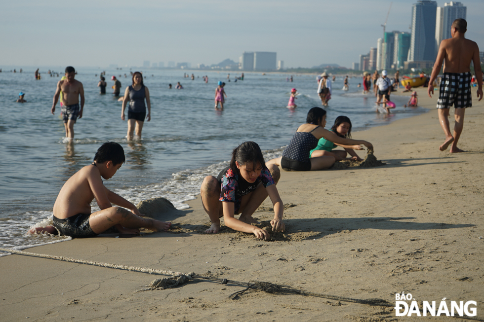 Residents and tourists enjoying the fresh air at Da Nang beaches