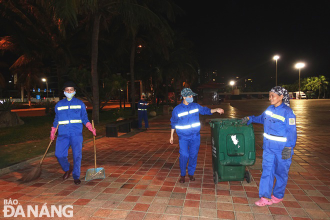 At around 3:00a.m on Friday, workers of the Sea and River Environment Cleanups Enterprise under the Da Nang Urban Environment JSC started collecting garbage and sharp objects left along tourist beaches. As on normal days, environmental sanitation workers in Da Nang still are on duty to keep beaches and streets clean to serve people and tourists during the ongoing 4-day National Day holiday.