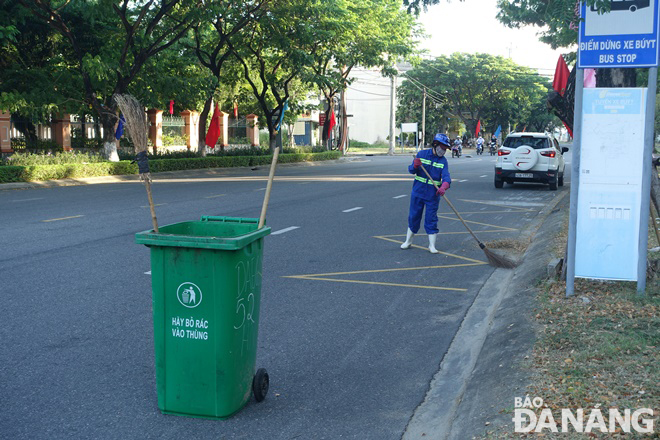 During such a public holiday, sanitation workers still work hard as usual.