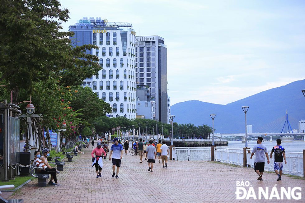  The banks of the Han River are crowded with people doing physical exercise