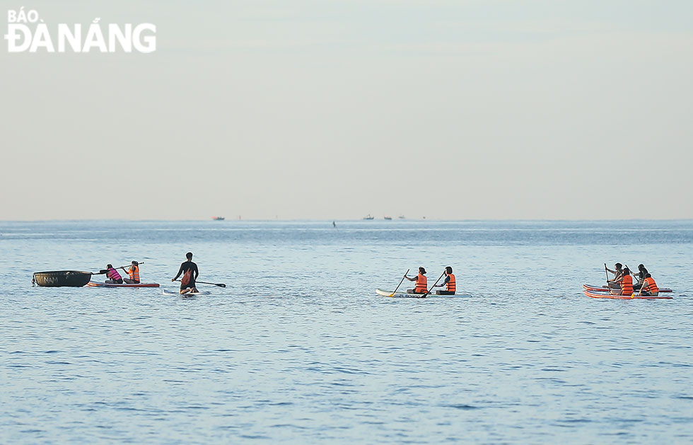 Young people start standup paddle boarding (SUP) activities.