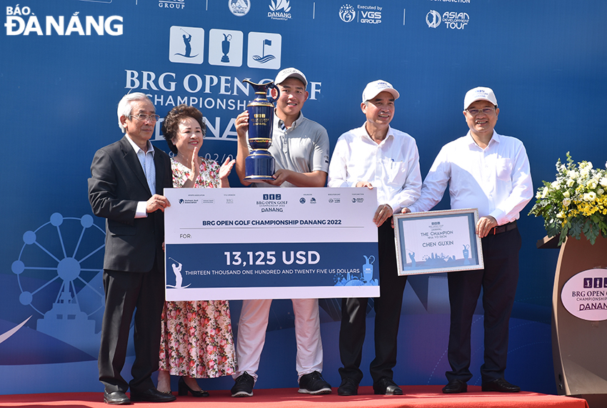 Da Nang People's Committee Chairman Le Trung Chinh (second, right), Vice Chairman Tran Phuoc Son (first right) presenting a trophy and prizes to the champion (middle). Photo: THU HA