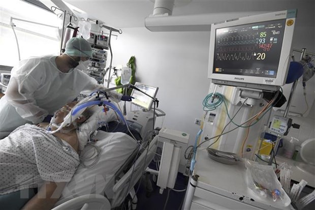 Điều trị cho bệnh nhân nhiễm Covid-19 tại bệnh viện ở Strasbourg, Pháp. (Ảnh: AFP/TTXVN)