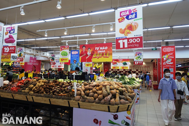 The GO! Supermarket in Da Nang is offering discounts on many items. Photo: HOANG HIEP