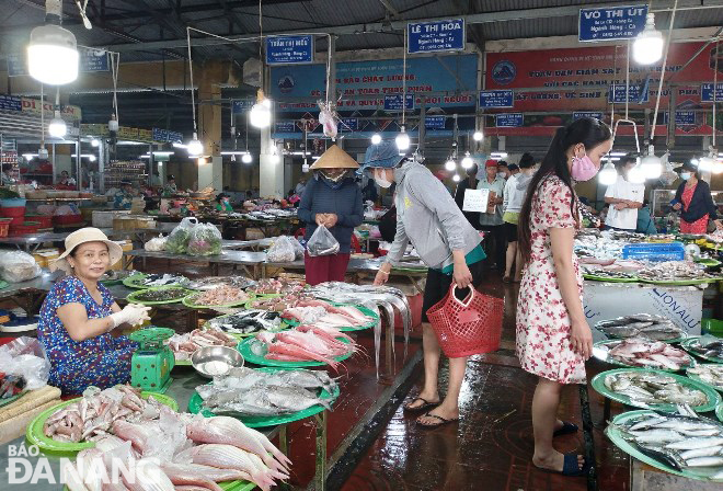 Fresh produce is abundant in the markets, but there is no phenomenon of high prices during the holiday. In the photo: Fish stall at the Nai Hien Dong wet market based in Son Tra District.