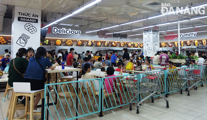 The fast food service areas at supermarkets are crowded with visitors.