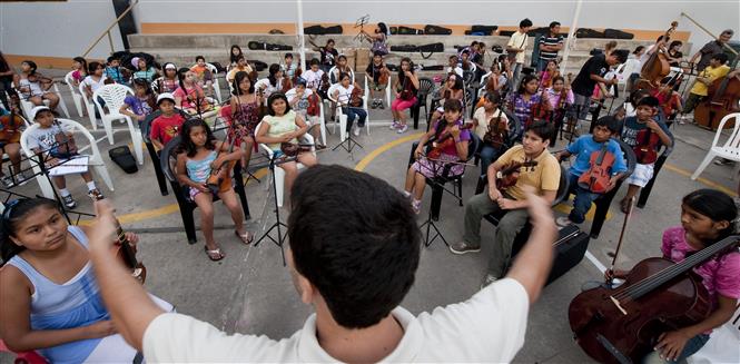 Học sinh tại một trường học ở Lima, Peru. Ảnh: TTXVN