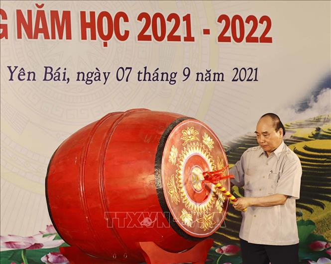 Chủ tịch nước Nguyễn Xuân Phúc đánh trống khai giảng năm học mới 2021-2022 tại Trường Phổ thông Dân tộc nội trú THPT tỉnh Yên Bái. Ảnh: Thống Nhất/TTXVN