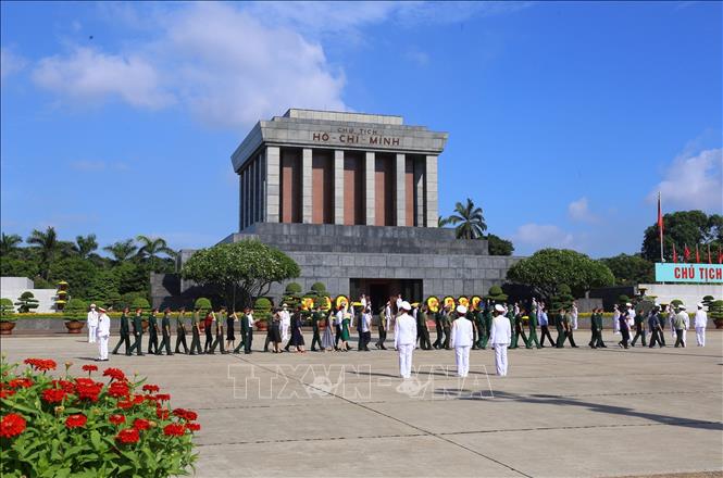 Các đoàn vào Lăng viếng Chủ tịch Hồ Chí Minh. Ảnh tư liệu: TTXVN