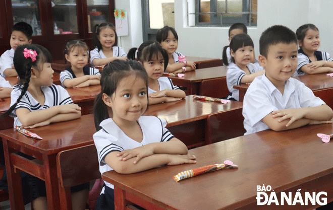 Học sinh lớp 1 Trường Tiểu học Võ Thị Sáu (quận Hải Châu) trong ngày tựu trường. Ảnh: NGỌC HÀ