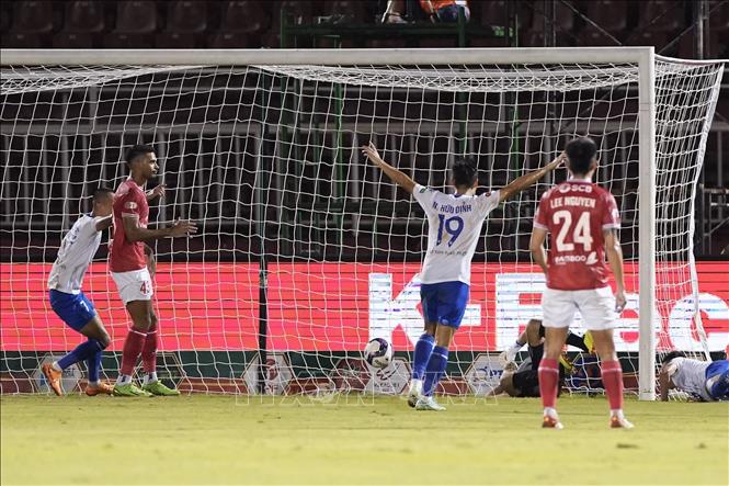 Các cầu thủ Nam Định đánh bại thủ môn Bùi Tiến Dũng (Thành phố Hồ Chí Minh) ghi bàn thắng duy nhất cho Nam Định. Ảnh: Thanh Vũ/TTXVN
