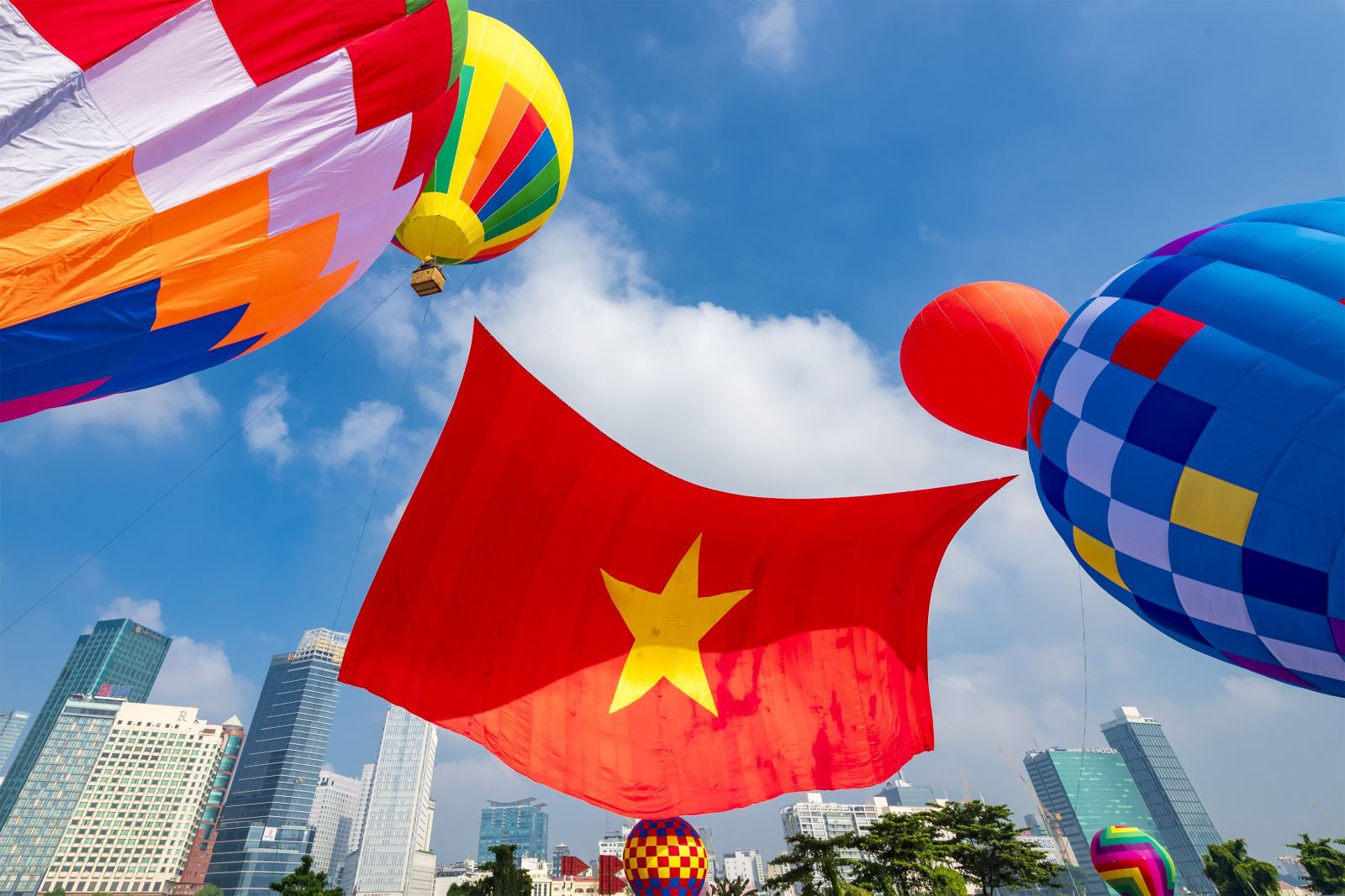 Đúng 8 giờ ngày 2/9/2022, lá cờ Tổ quốc rộng 1.800 m2 đã bay trên sông Sài Gòn để chào mừng ngày lễ Quốc khánh 2/9 tại TP Hồ Chí Minh. Ảnh: Mạnh Linh - Hoàng Tuyết/Báo Tin tức