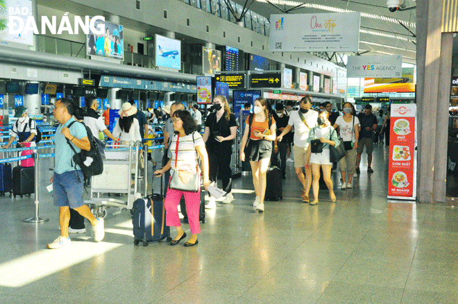Du khách tại Sân bay quốc tế Đà Nẵng. Ảnh: THÀNH LÂN