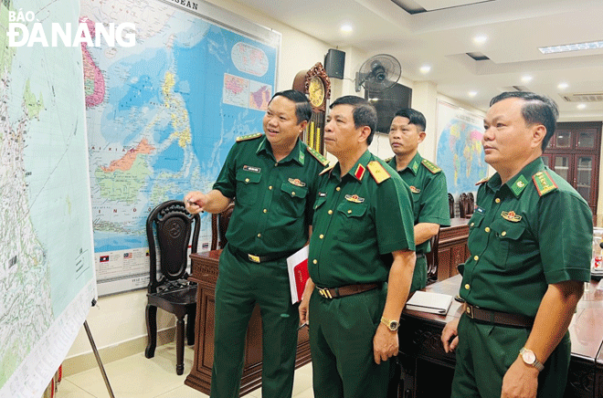 Đại tá Trần Công Thành (bên trái), Chỉ huy trưởng Bộ đội Biên phòng thành phố báo cáo với đoàn kiểm tra Bộ Quốc phòng một số nội dung liên quan đến nhiệm vụ bảo vệ chủ quyền biển, đảo. Ảnh: BÁ VĨNH	
