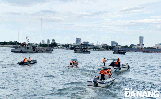 Bộ đội Biên phòng thành phố diễn tập các phương án phòng, chống lụt bão, tìm kiếm cứu nạn trên sông Hàn và vịnh Đà Nẵng. Ảnh: NHƯ THẢO