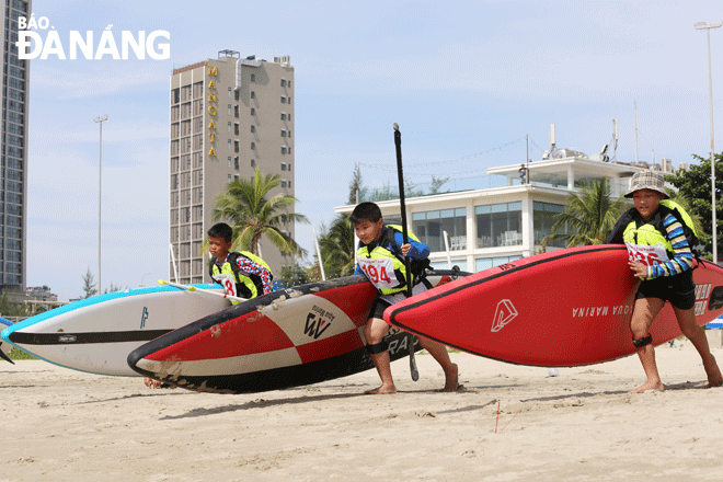 Rowers start the SUP competition. Photo: T.D