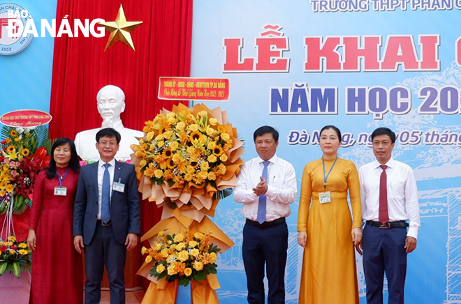 Phó Bí thư Thành ủy Lương Nguyễn Minh Triết tặng hoa chúc mừng nhà trường. Ảnh: Phan Chung.