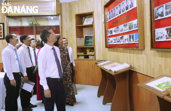 Bí thư Thành ủy Nguyễn Văn Quảng thăm cơ sở vật chất nhà trường. Ảnh: NGỌC HÀ