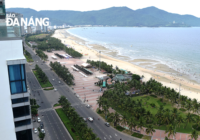 The construction of wastewater collection pipes has been implemented along coastal areas in Son Tra District in order to keep the beach clean and beautiful. Photo: HOANG HIEP