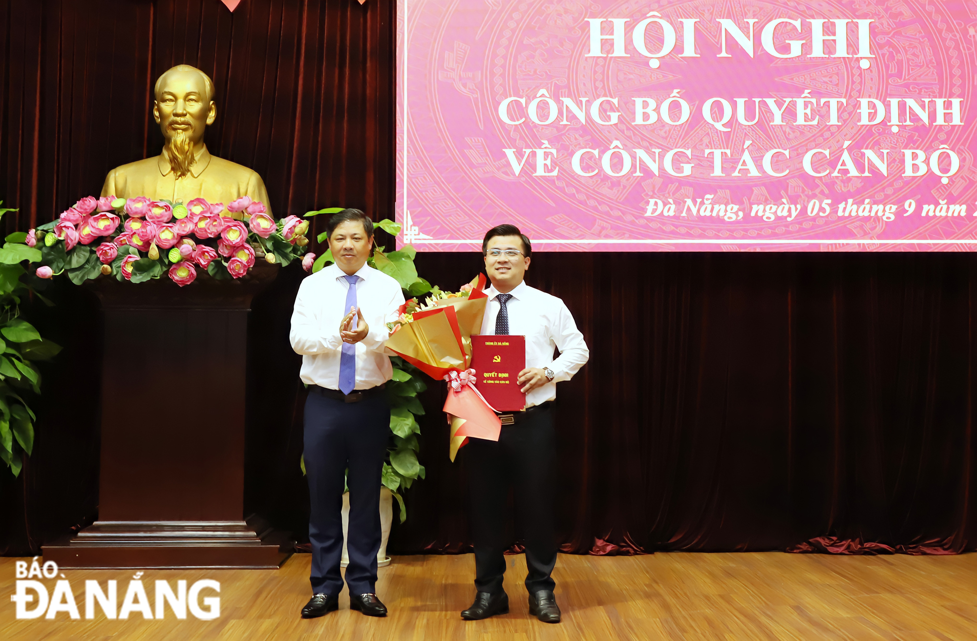 Phó Bí thư Thường trực Thành ủy Lương Nguyễn Minh Triết trao quyết định bổ nhiệm của Ban Thường vụ Thành ủy cho ông Phạm Mạnh Hùng. Ảnh: NGỌC PHÚ