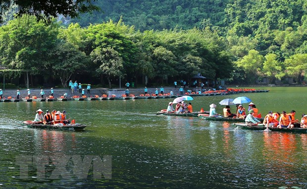 Du khách tham quan Khu du lịch sinh thái Tràng An, Ninh Bình. (Ảnh: Đức Phương/TTXVN)