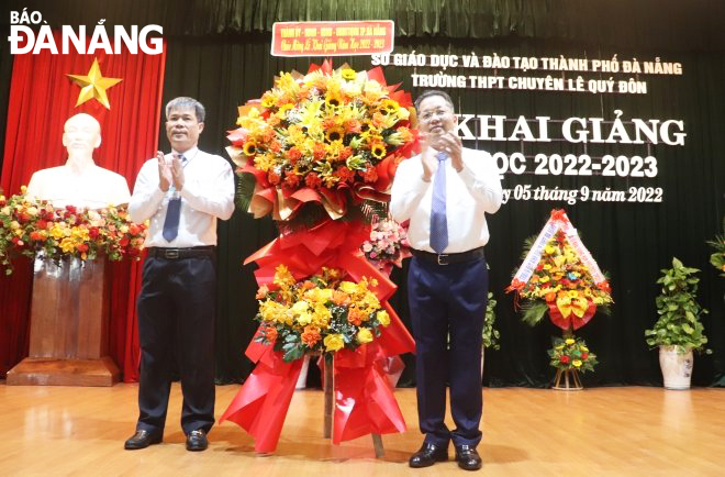 Da Nang Party Committee Secretary Nguyen Van Quang (right) presenting flowers to congratulate the Le Quy Don Senior High School for the Gifted on the new school year. Photo: NGOC HA