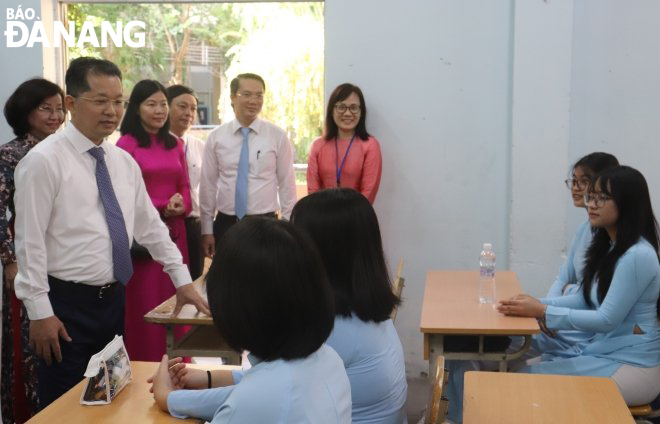 Secretary Nguyen Van Quang giving spiritual encouragement to Le Quy Don Senior High School students. Photo: NGOC HA