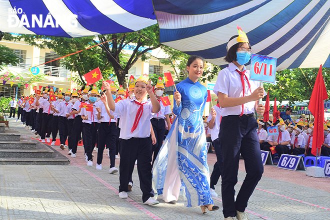 The Ngo Thi Nham Secondary School welcomes 526 6th graders in the new academic year. Photo: PHI NONG