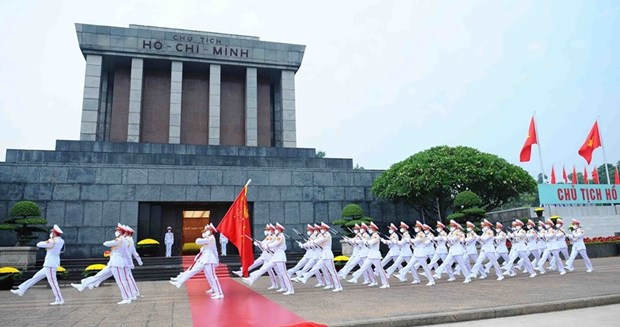 Flag hoisting ceremony at President Ho Chi Minh Mausoleum (Photo: VNA)