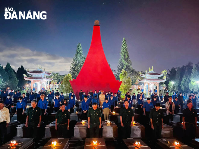 Da Nang’s young adults lit candles to commemorate heroes and martyrs. Photo: Ngoc Quoc