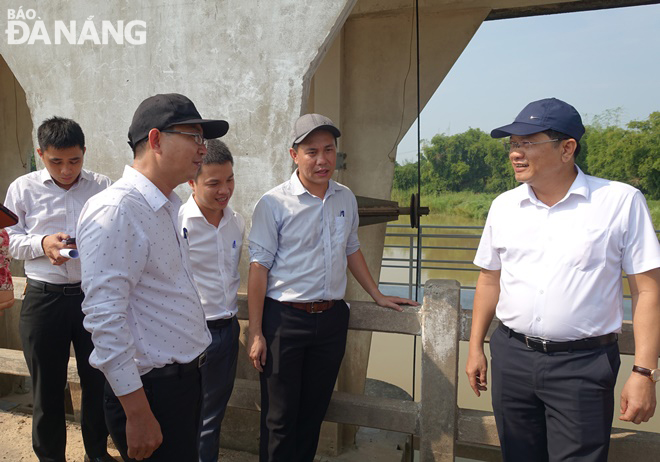 Da Nang People's Committee Vice Chairman Tran Phuoc Son (right) is seen directing relevant units to urgently complete the investment preparation procedures to soon start the construction of the An Trach - Ha dam repair and upgrade project. Photo: HOANG HIEP