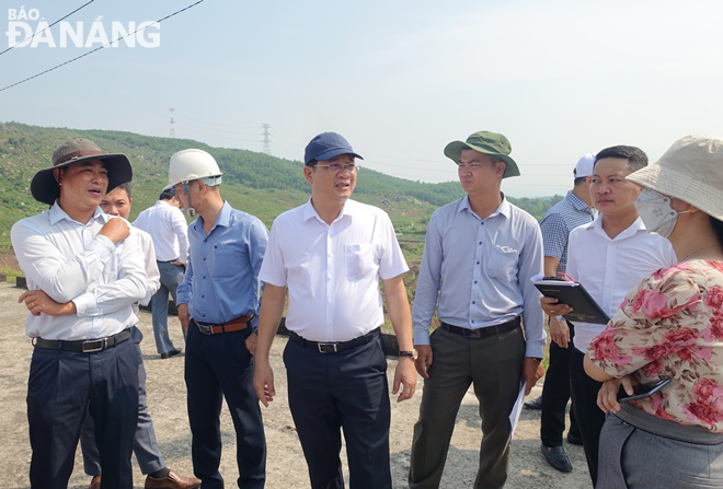 Vice Chairman Tran Phuoc Son (fourth, right) directing relevant units to soon inspect and assess the safety and the sedimentation reserves of the Dong Nghe and Hoa Trung reservoirs. Photo: HOANG HIEP