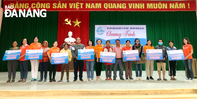 Hội Liên hiệp Phụ nữ quận Liên Chiểu phối hợp Đồn Biên phòng Hải Vân tổ chức trao quà, phương tiện sinh kế cho phụ nữ và trẻ em nghèo xã Axan, huyện Tây Giang, tỉnh Quảng Nam. Ảnh: X.HẬU