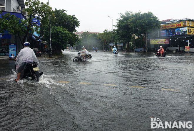 Khu vực ngã tư đường Vân Đồn - Tôn Quang Phiệt (quận Sơn Trà) bị ngập sâu vào trưa 7-9 sau trận mưa to cục bộ với lượng mưa đo được hơn 41mm/giờ. Ảnh: HOÀNG HIỆP