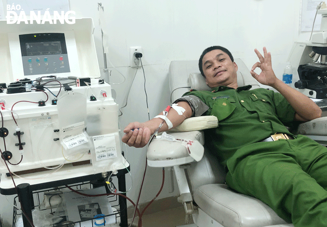 Captain Tau Viet Chung, Police of Hoa Thuan Dong Ward participated in blood donation to help patients overcome the critical situation. Photo: C.A