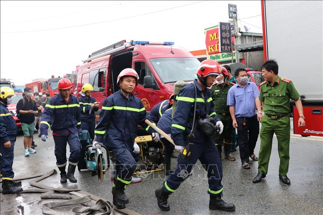 Đội phá tường chuyên nghiệp từ Thành phố Hồ Chí Minh được tăng cường đến vụ cháy quán Karaoke ở Bình Dương tham gia cứu hộ tìm kiếm nạn nhân. 